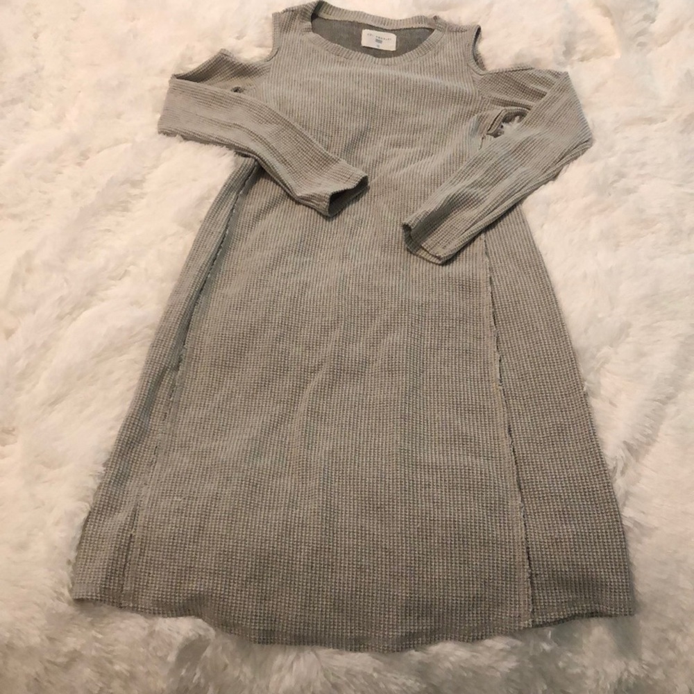 Sol Angeles Dress Size Small chilly shoulder.